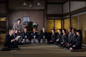 La lectura del testamento con toda la familia Inugami. Kindaichi es el que está de pie.